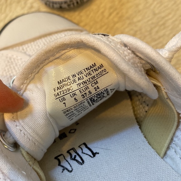 White Converse (women’s) size 7 - Picture 3 of 3